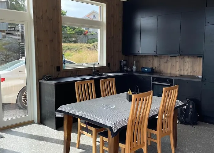 Med Sjoutsikt Semesterbostad *